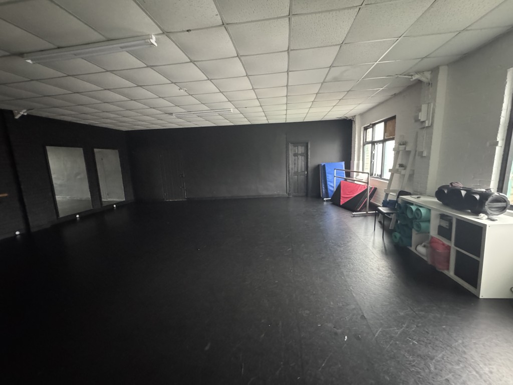 Lot: 150 - COMMERCIAL INVESTMENT WITH FURTHER LETTING POTENTIAL - Dance studio 2
